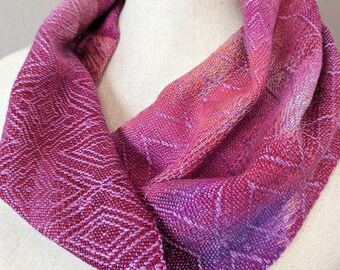Cappuccio tessuto a mano in cotone Pima biologico e viscosa tinto a mano in vivaci tonalità di rosso, rosa e viola