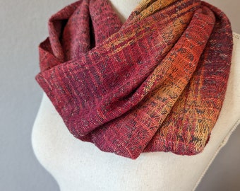 Cuello Fiery Refinement tejido a mano con seda teñida a mano, lana y algodón Pima orgánico.