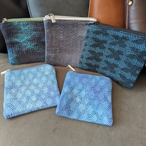 Bolsa com zíper ou porta-moedas tecido à mão azul, cinza e arco-íris para organizar tudo
