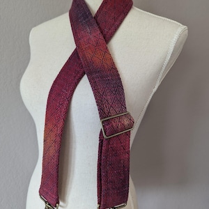 Roter kastanienbrauner handgewebter breiter Crossbody-Riemen 145 cm lang mit antiken Messingbeschlägen
