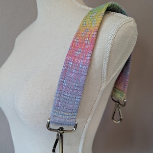 Pastellfarbener Regenbogen-Hologramm-Handgewebter Schultergurt 23 ""mit antiken Messing-Hardwares für einzelne Schulter tragen."