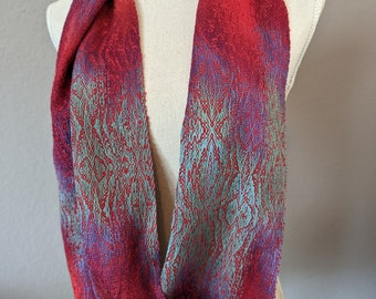 Cuello tejido a mano con rosas en algodón Pima peruano orgánico teñido a mano y bufanda infinita de seda Noil