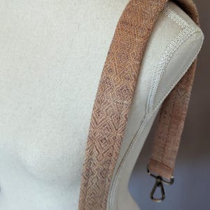 Warmer Karamell-Brauner Handgewebter kurzer Schultergurt 84cm lang mit antiken Messing-Beschlägen