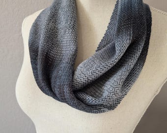 Cappuccio monocromatico tessuto a mano in caldo cotone tinto a mano
