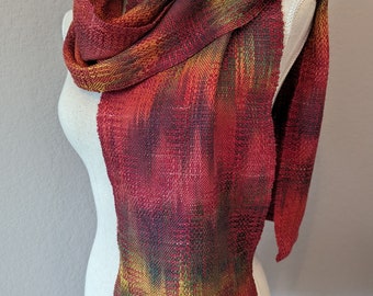 Pañuelo tejido a mano en seda tussah, teñido a mano en intensos tonos tierra.