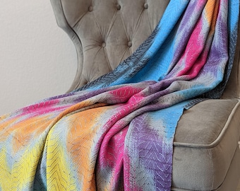 Handgeweven deken uit de Rainbow Trace-serie van handgeschilderd dik Supima-katoen en zijdezachte tencel