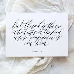 Könnte beinhalten: Schwarz-weißer Kalligrafie-Druck mit dem Text "aber gesegnet ist der, der auf den Herrn vertraut, und dessen Vertrauen auf ihn ist" und dem Text "Jeremia 17:7".