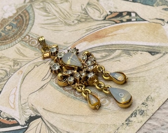 Broche métal doré, miniature et perles