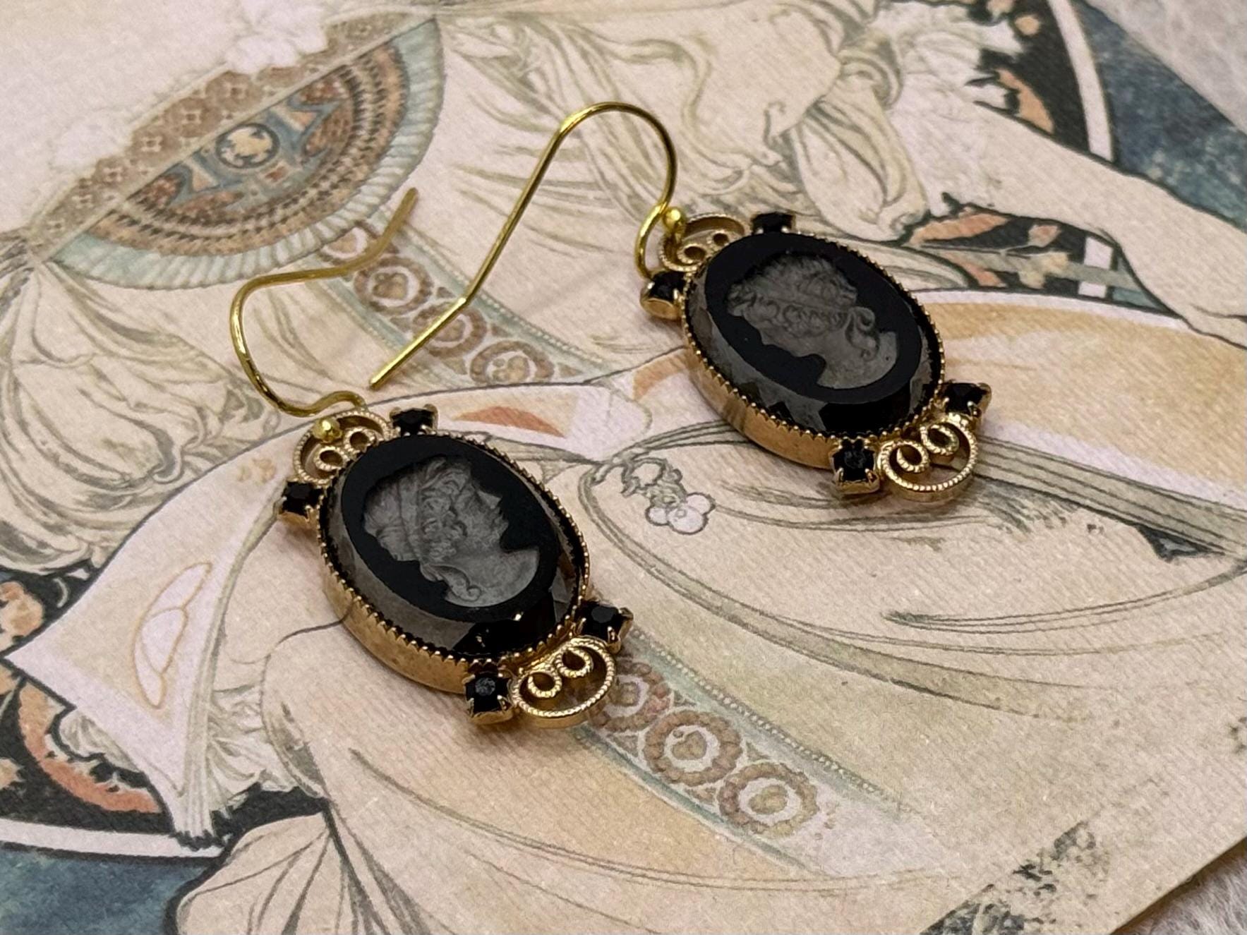 Antique Onyx Cameo Gold Pendant