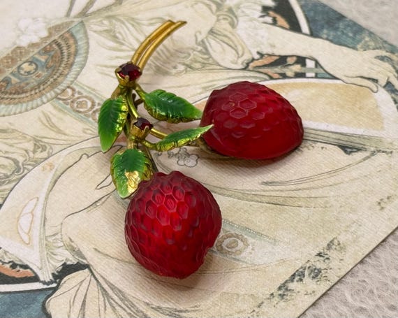 Vintage 1940s AUSTRIA Glass Strawberry and Enamel Brooch