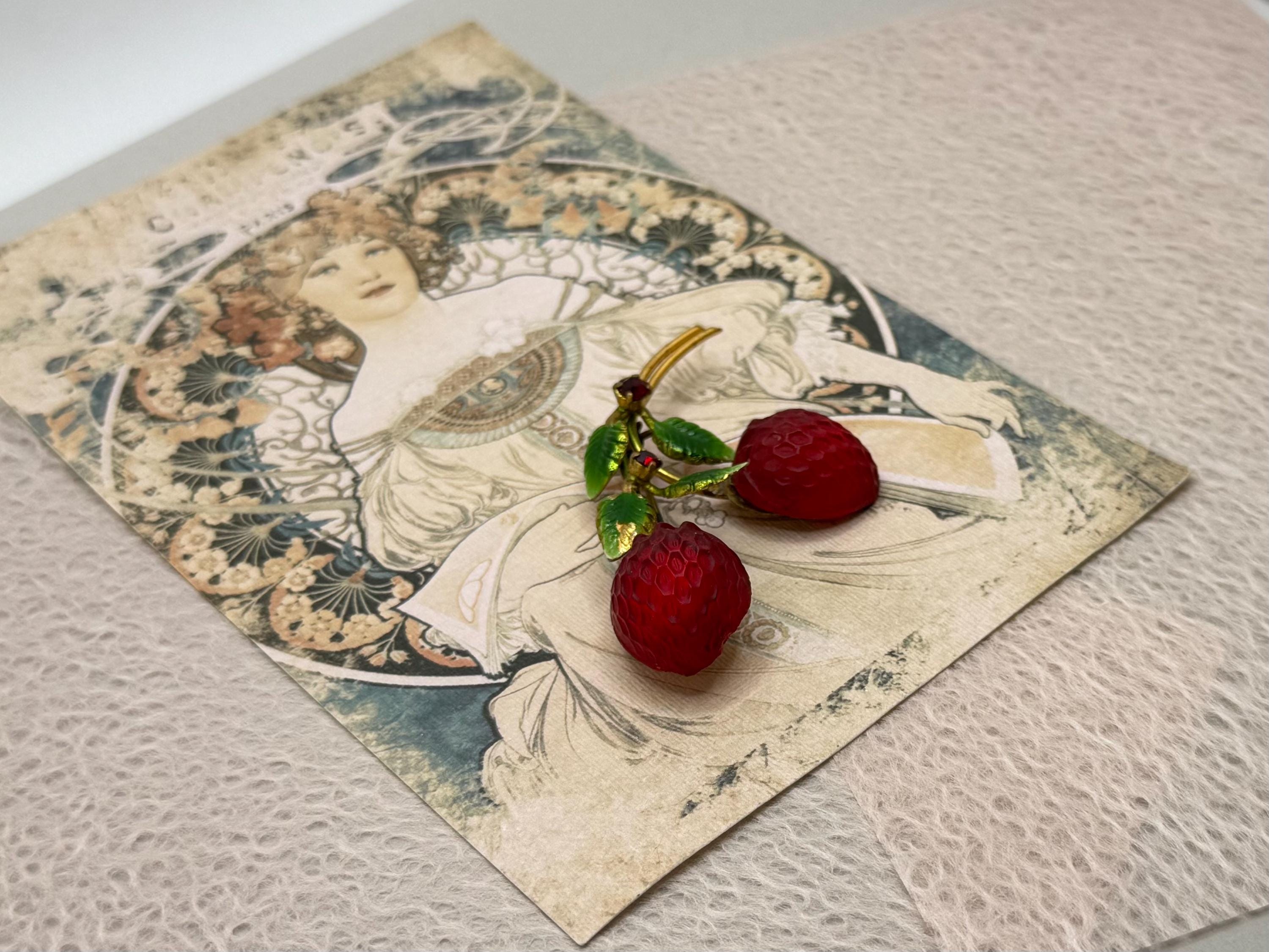 Vintage 1940s AUSTRIA Glass Strawberry and Enamel Brooch