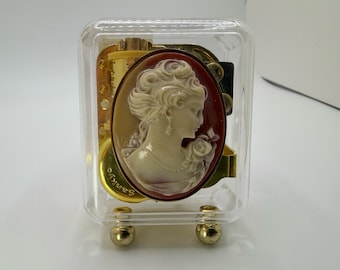 Caja de música decorativa vintage SANKYO con camafeo falso "Diana en cornalina" El lago de los cisnes