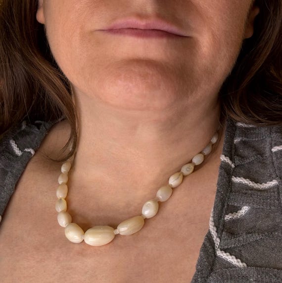 Vintage 1930s Mother of Pearl Beaded Necklace - Graduated