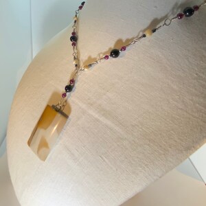 Vintage sterlingzilveren hanger met zwarte onyx, granaat, parelmoer en gele jaspis, handgewikkelde 24 inch lange ketting