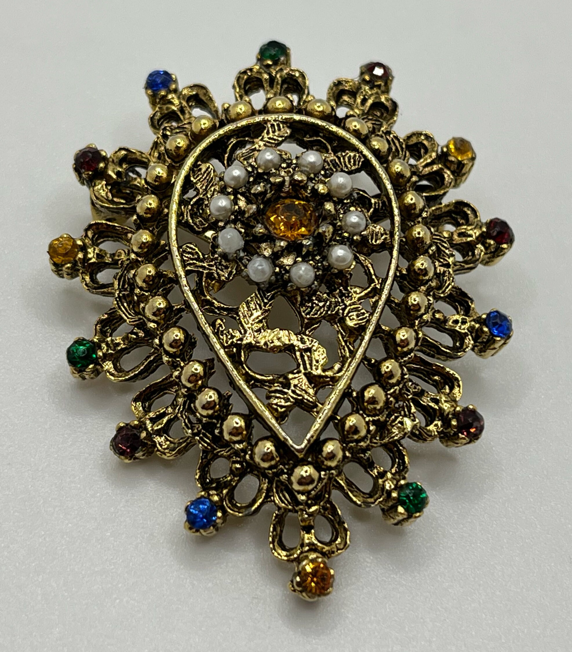Broche boucle dorée de style Art déco avec une seule perle, vers les années 1980 - Canada