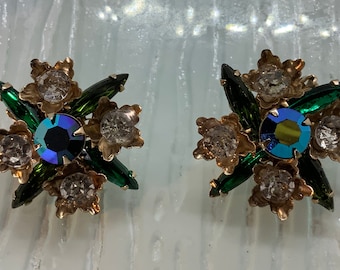 Vintage 1940s/50s Green Aurora Borealis and Clear Rhinestone Flower Motif Gold Tone Clip On Earrings