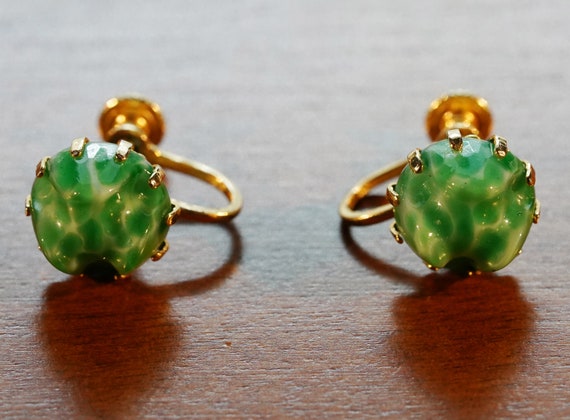 Vintage 1950s Faux Green Stone Screw Style Gold T… - image 10