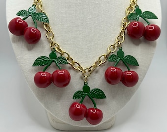 Collar de réplica de cereza de baquelita vintage de la década de 1990 - cereza de resina - hojas verdes esmaltadas - cadena de eslabones Rolo en tono dorado con longitud ajustable