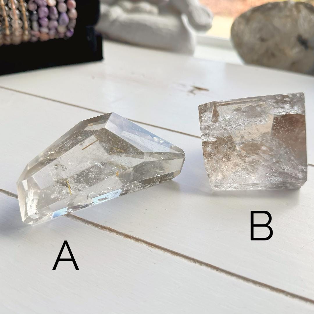 スモーキークォーツフリーフォーム：ルチルとレインボー