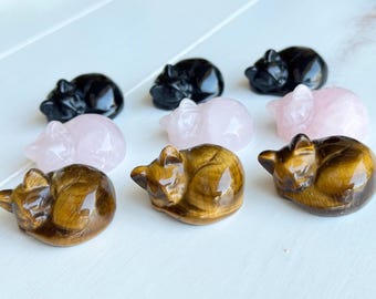 Scultura di gatto addormentato: gattino in pietra naturale (3,8 cm)