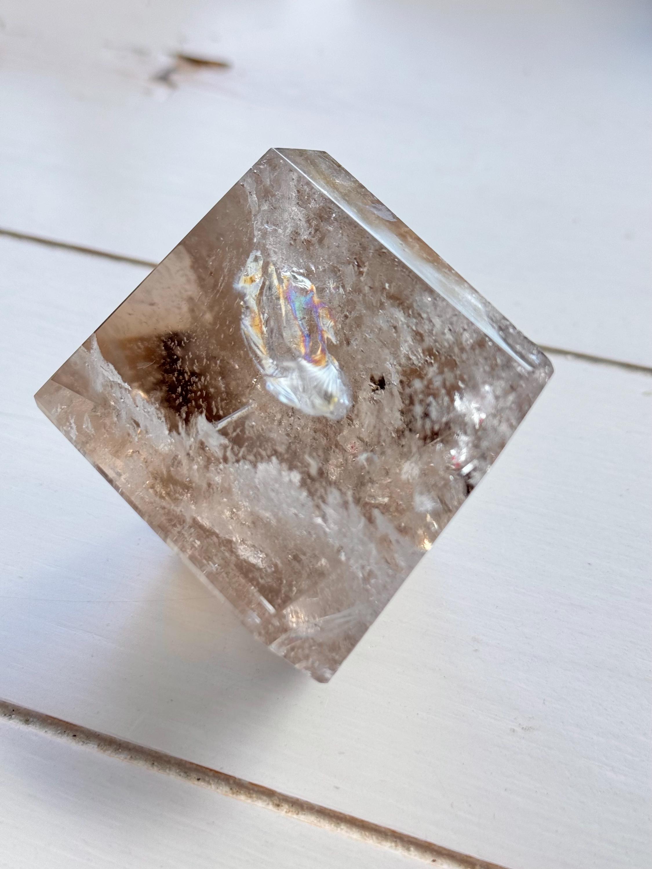 スモーキークォーツフリーフォーム：ルチルとレインボー