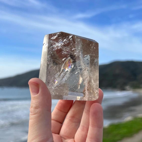 スモーキークォーツフリーフォーム：ルチルとレインボー