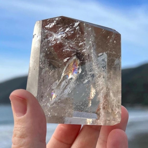 スモーキークォーツフリーフォーム：ルチルとレインボー