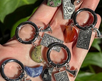 Pendentif de sac en cristal de tarot en argent : porte-clés sorcière avec pierres naturelles