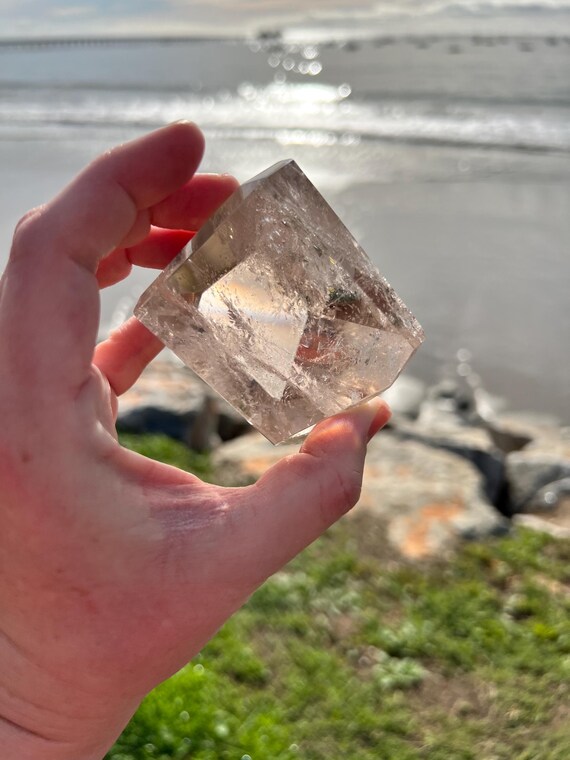 スモーキークォーツフリーフォーム：ルチルとレインボー