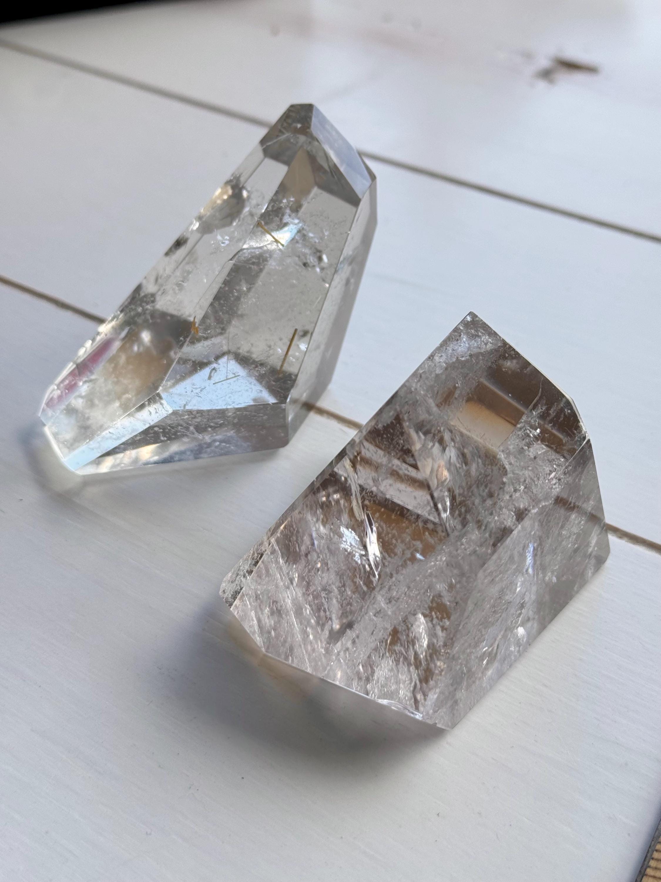 スモーキークォーツフリーフォーム：ルチルとレインボー