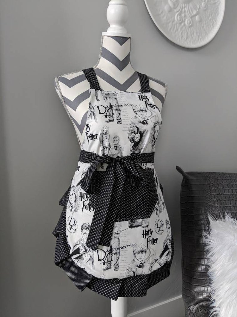 Harry Potter black images on white ties and frills. Black with mini black polka dots on pocket Girl/'s apron Youth apron