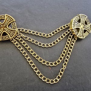 Celtic Cloak Fastener, 20mm gold plated, metal shank buttons and 150mm length looped chain fastening.