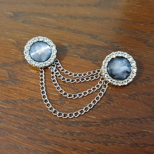 Chiusura a catena per mantello. Bottoni in strass color argento da 2,1 cm con doppia catena a doppio anello da 9 cm. Leggere la descrizione completa per le istruzioni.