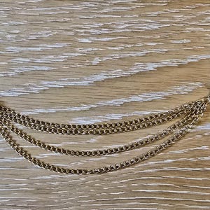 Celtic Cloakchains fastener, bronze buttons, gold plated 4x chain, fastening with lobster clasps on both sides. Strong for heavier cloaks.