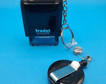 Sello autoentintable personalizado con cordón retráctil, ideal para personal del NHS (Servicio Nacional de Salud). Médico, enfermero, matrona, personal médico. Nombre, cargo, número de GMC.