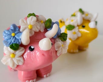 Figura de arcilla polimérica hecha a mano con diseño floral rosa de Triceratops