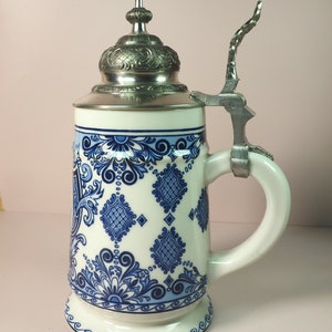 Boccale da birra vintage originale in ceramica con coperchio in peltro. Germania. "Atelier della dottoressa Merkle." Cobalto. Germania.