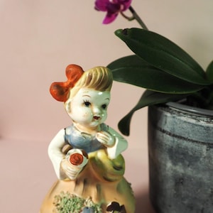 Vintage-Sammelfigur aus Keramik eines Mädchens aus Grantcrest mit einer Eistüte. Handgefertigt.