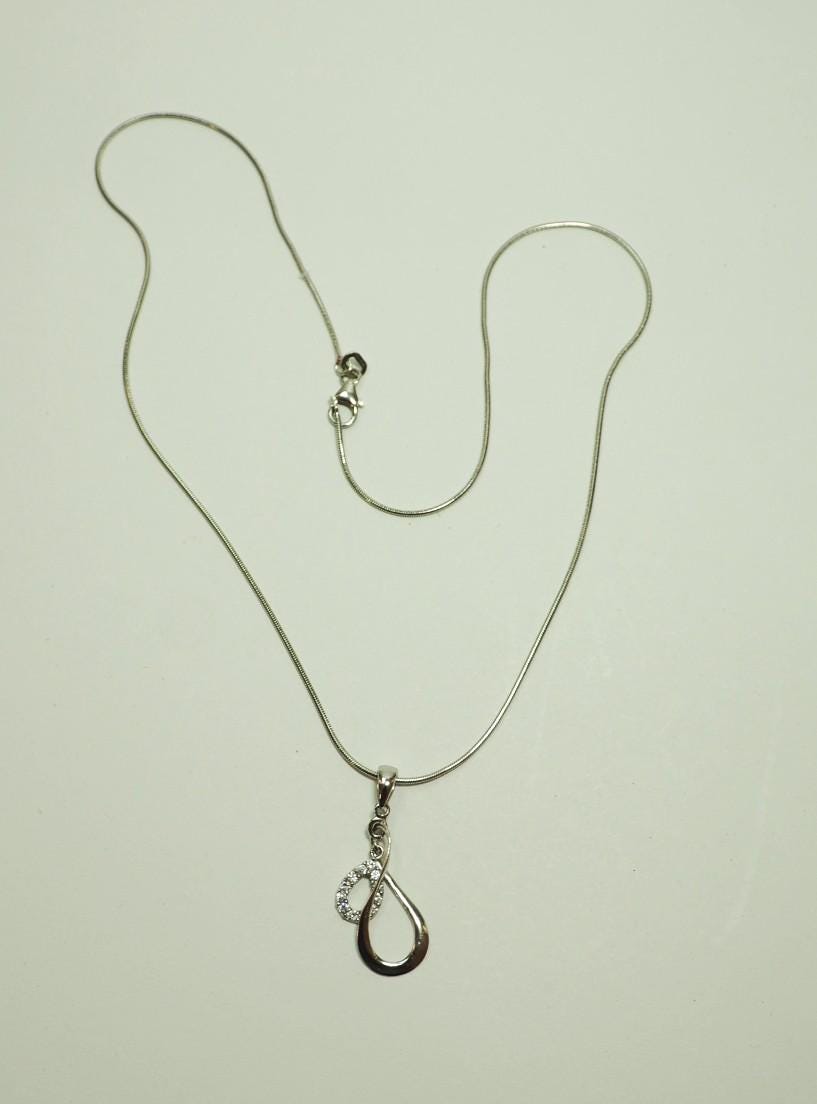 An Elegant 925 Sterling Silver Necklace With Cubic Zirconia