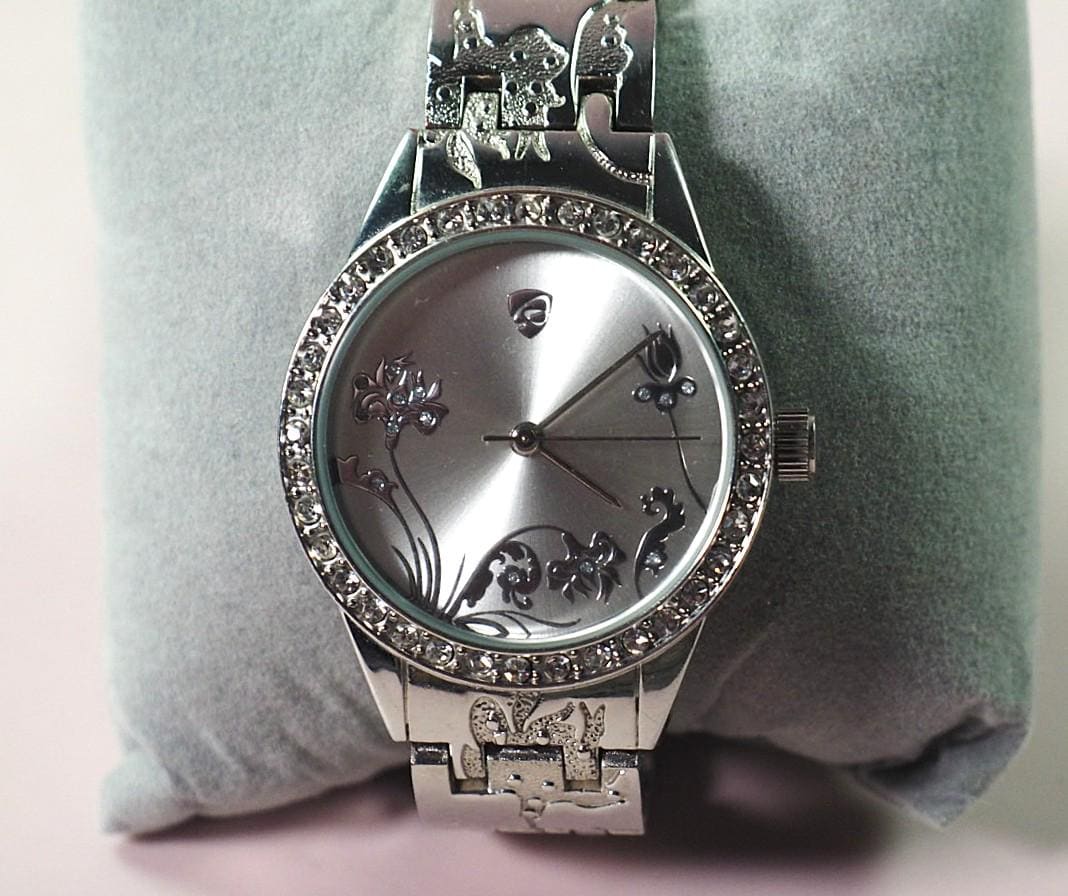 Auriol IAN 103062 women's analog quartz watch with a silver metal bracelet.
