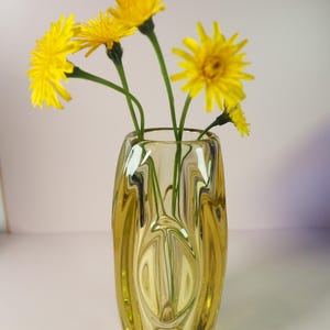 Vintage original exklusiv tjeckisk glasvas tillverkad i bärnstensfärgat glas från mitten av århundradet från Böhmen, Rozice, Rudolf Schroeter. Handgjord.