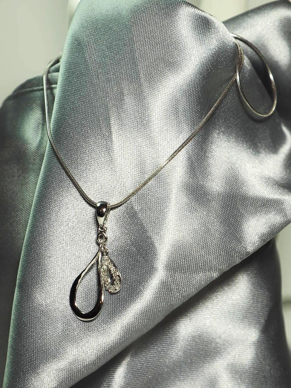 An Elegant 925 Sterling Silver Necklace With Cubic Zirconia