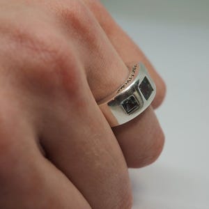 A vintage, Marc O'Polo men's ring in sterling silver. Three princess-cut blue topazes. Modern Scandinavian design. Size 54 EU / 7 US.