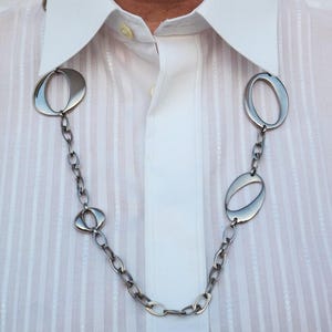Fossilt halsband med geometriskt långt länk i rostfritt stål. Modernistisk väckelse "Y2K/2000-talet".