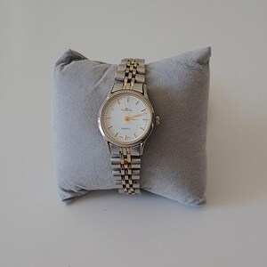 Vintage women&#39;s quartz watch by Tempik. Japan.