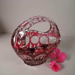 Vintage kristallen cranberry-rood-roze snoepschaal met handvat, 24% loodkristal FX Nachtmann BAMBERG, Beieren, Duitsland.
