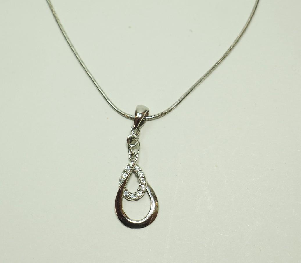 An Elegant 925 Sterling Silver Necklace With Cubic Zirconia