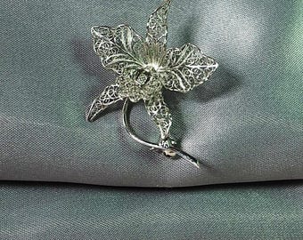 Broche de orquídea de filigrana de diseño en plata antigua. Plata 800. Alemania.