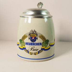 Vintage-Bierkrug aus Keramik mit Heubacher-Bierwerbung und Zinndeckel. Rastal Zinn