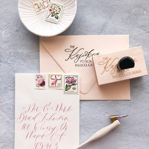 Elegante sello de devolución con caligrafía personalizada para invitaciones, sobres y uso comercial y personal.